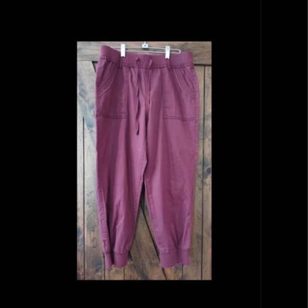 Capri Size 11 Vanilla Star New York Juniors inseam=26” rise=10" pockets C3250